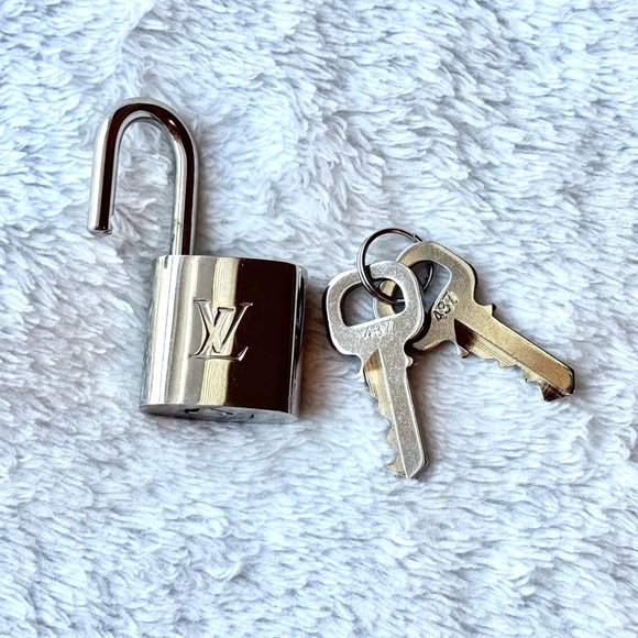 Silver Toned AUTHENTIC Louis Vuitton Padlock and Matching Key Set - Picture 5 of 8